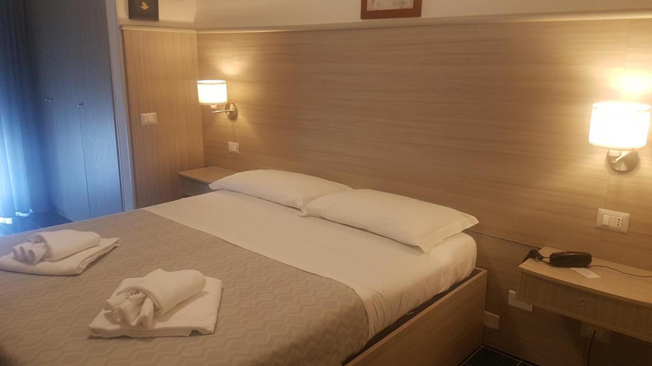 פונזה Hotel La Baia מראה חיצוני תמונה