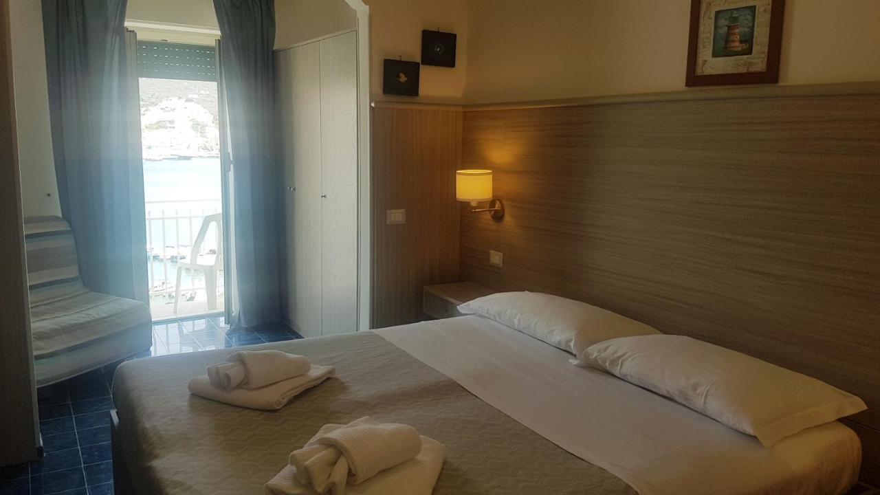 פונזה Hotel La Baia מראה חיצוני תמונה