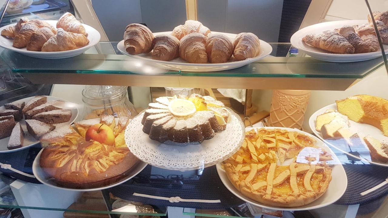 פונזה Hotel La Baia מראה חיצוני תמונה